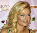 A facut-o fara sa isi doreasca. Paris Hilton si-a aratat posteriorul in plina strada - FOTO
