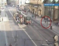 Turist mai putin obisnuit pe strazile din Praga. Oamenii au chemat imediat politia cum l-au vazut