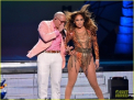 A vrut sa fie sexy, dar a uitat sa isi ascunda chilotii de bunicuta. Cum a dat gres Jennifer Lopez pe scena - FOTO