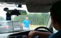 S-a sicanat cu un sofer in trafic iar apoi a sarit sa il bata. A primit insa o lectie usturatoare