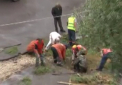 Exces de zel din partea drumarilor din Chisinau: Muncitorii au asternut asfalt pe ploaie