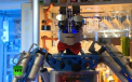 Carl, robotelul barman care isi serveste impecabil clientii intr-un local din Germania