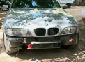 Si-a lasat BMW-ul in fata blocului si a mers in ospetie. Cum l-a gasit dimineata: "Nu am auzit nimic"