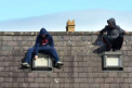 Operatiunea "acoperisul". Cum au incercat 100 de politisti britanic sa dea jos doi hoti de pe o casa