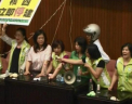 Bataie in Parlamentul din Taiwan. Deputatii nu au ajuns la un numitor comun si s-au luat la pumni