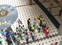 Zeci de tineri s-au adunat intr-un mall din capitala: Trecatorii nu prea au inteles ce au vrut sa spuna