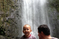 A vrut sa faca o poza de vacanta, dar si-a suparat rau sotia. Ce a facut un barbat langa o cascada
