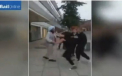 Atac brutal in Marea Britanie. O tanara l-a batut pe un batran de 80 de ani in plina strada. VIDEO