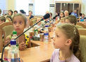 Se descurca cum pot. Copiii orfani, in vizita la primarie: Ce ajutor au primit pentru anul scolar