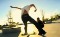 Barbat batut in plina de strada de o femeie, dupa ce a dat cu skateboard-ul peste baiatul ei. VIDEO