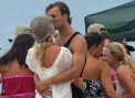 Cuplul care a emotionat o plaja intreaga. De ce s-au uitat toti ca vrajiti la cei doi - FOTO
