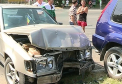 Ghinion pentru o soferita din capitala. A ajuns intr-un arbust dupa ce a fost lovita de un Mercedes