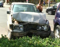 Ghinion pentru o soferita din capitala. A ajuns intr-un arbust dupa ce a fost lovita de un Mercedes