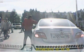 Imagini dure surprinse in trafic. Un barbat care-si tine fiica in brate este lovit de un sofer