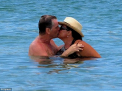 El e sex-simbol, ea obeza. Vezi cum arata sotia lui Pierce Brosnan in costum de baie - FOTO