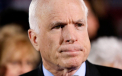 Senatorul John McCain, surprins jucand poker in timpul audierilor privind Siria