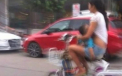 Gestul inconstient al unei mame din China. Ce facea cu bebelusul ei, in mijlocul strazii