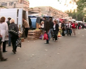 Targ nocturn, improvizat langa Piata Centrala: "Venim dupa lucru, e mai ieftin si avem de unde alege"