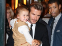 I-a cucerit pe toti! Micuta Harper Beckham a asistat la prezentarea de moda a Victoriei din bratele tatalui ei