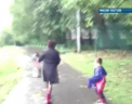 O mama din Moscova, filmata in timp ce isi batea in strada copilul si-l ameninta ca-i va vinde organele