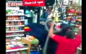 S-a batut cu trei barbati inarmati cu macete, care voiau sa-l jefuiasca. Cum s-a terminat. VIDEO