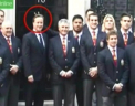 Premierul britanic David Cameron, protagonistul unui incident haios. Vezi cum apare intr-o poza de grup