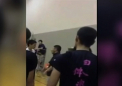 Imagini dintr-o scoala japoneza. Un elev este luat la palme de profesorul sau de sport. VIDEO