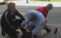 Momentul in care o femeie este batuta, dupa ce a incercat sa fure o poseta. VIDEO