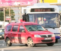 Accident in lant pe bulevardul Decebal din capitala. Un troleibuz a intrat intr-un taxi