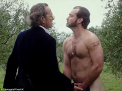 Jude Law, gol pusca prin livada. Cum arata celebrul actor cu fundul gol - FOTO