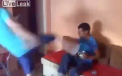 Filmarea socanta din Romania care a ajuns pe internet. Un tata isi loveste fiul cu piciorul in cap