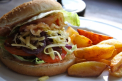 Guvernul a DECIS: Mancarea fast-food ar putea reveni din nou in jurul scolilor si gradinitelor