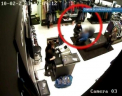 Isi invata copiii sa fure. Momentul in care o femeie fura o bereta dintr-un magazin din Chisinau