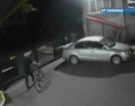 Atentie, se fura biciclete: Un tanar a intrat intr-o curte straina, s-a plimbat cu o bicicleta si a disparut cu tot cu ea