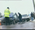 A zburat cu masina peste banda de separare, lovind alte doua autoturisme de pe sens opus