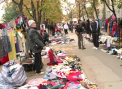 I-au alungat pentru ca principii sa depuna flori. Decizia i-a infuriat pe comercianti