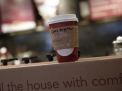 Cafea gratuita pentru fiecare pasager somnoros. Cum impresioneaza publicitarii in aeroporturi