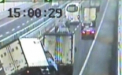 Demential! Un camion se ridica pe doua roti pe un pod aglomerat: Se intampla in China