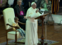 Moment emotionant la Vatican. Un copil a urcat pe scena si l-a imbratisat pe Papa de la Roma