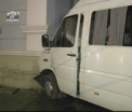Un microbuz s-a izbit violent de cladirea directiei transport a capitalei
