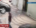 Un angajat al unui service auto din Moscova, la un pas de a fi ucis de o masina. Cum s-a intimplat