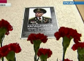 Mihail Kalasnikov va fi inmormantat in orasul sau natal: Oamenii au depus flori la monumente