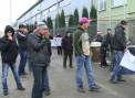 Protestele cu metal de la Parlment s-au mutat la "Metalferos": Le-am adus fier ca sa aiba bani pentru cadouri