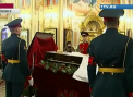 Mii de persoane si-au luat ramas bun de la Mihail Kalashnikov: Sicriul, depus la catedrala din orasul sau natal