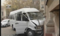 Un microbuz de ruta, cu pasageri la bord, a intrat in cladirea Teatrului Eminescu