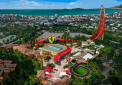 Ferrari deschide primul parc de distractii din UE. Una dintre "jucarii" va concura cel mai rapid roller coaster din lume