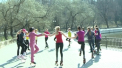 Hora din Moldova in sarituri de Kangoo Jumps. Modul in care cateva fete promoveaza un mod sanatos de viata