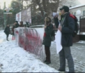 Mai multi tineri au protestat in fata ambasadei Belarusului la Chisinau