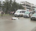 Un barbat a fost lovit mortal de o masina in timp ce traversa neregulamentar strada