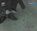 Un vames a fost prins cu 1 570 de dolari ascunsi in pantofi